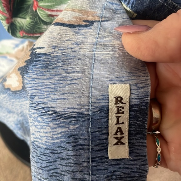 Tommy Bahama Relax Mens camp shirt. Beautiful tropical/ocean print. Size Medium - Picture 3 of 8